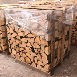 Dřevo rovnané na paletě